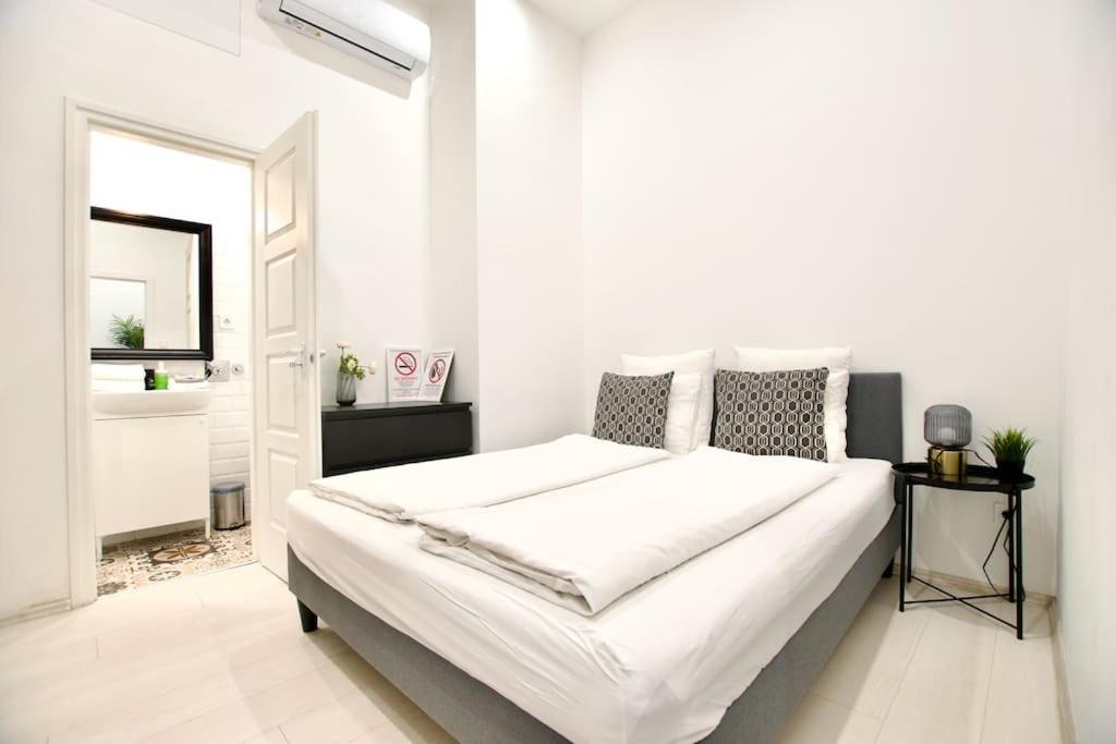 Standard Apartment By Hi5-St. King Mini Studio Budapest Ngoại thất bức ảnh